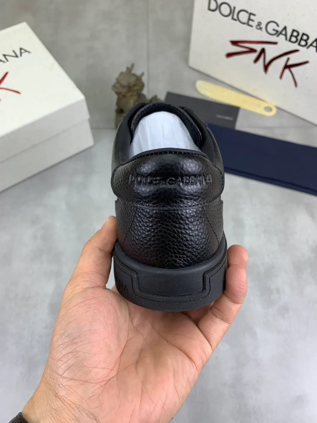 Men's shoes 💰P520 new model (DG-Dolce & Gabbana) latest popular 🔥🔥casual shoes, with brand signature details on the tongue, imported first-layer pebbled cowhide fabric, fashionable and versatile, can add luster to various looks. Create an exquisite design with unique dynamic vitality and modern atmosphere, showing modern elegance. Size: 38-44 (45 46 customized) Color: 4️⃣ colors available